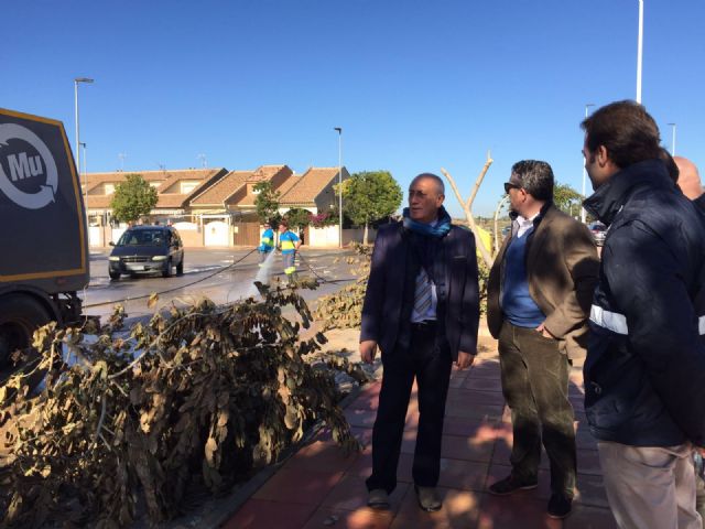 Un equipo de limpieza, un retén de Bomberos y voluntarios de Protección Civil y de Juventud del Ayuntamiento de Murcia se desplazan a Los Alcázares para colaborar en la recuperación de la localidad tras las fuertes lluvias - 2, Foto 2