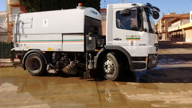 El Ayuntamiento de Molina de Segura y la empresa de servicios SERCOMOSA colaboran con el municipio de Los Alcázares en la limpieza de calles - 4, Foto 4