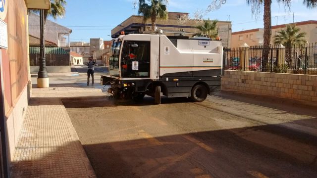 El Ayuntamiento de Molina de Segura y la empresa de servicios SERCOMOSA colaboran con el municipio de Los Alcázares en la limpieza de calles - 5, Foto 5