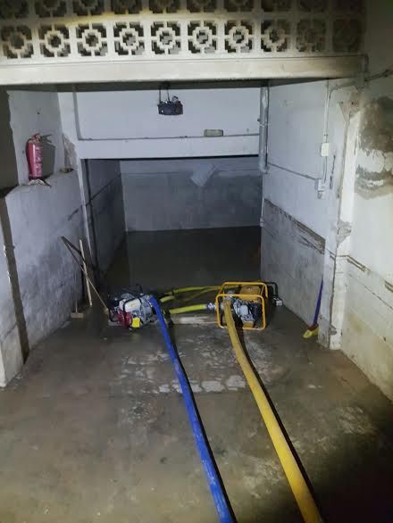 Protección Civil de Totana coopera en las labores de achique de agua en viviendas en Los Alcázares tras las inundaciones, Foto 7