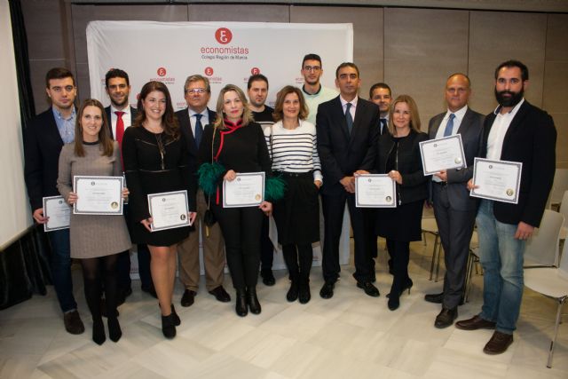 Los economistas de Murcia dan la bienvenida a los nuevos colegiados entregándoles la Insignia y el Certificado de la institución que avala su cualificación profesional - 1, Foto 1