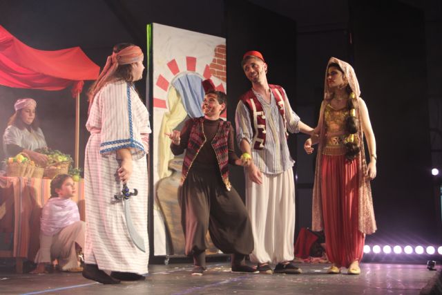 La Peña El Caldero sorprende con una cuidada adaptación del cuento clásico Aladín con voces en directo - 1, Foto 1