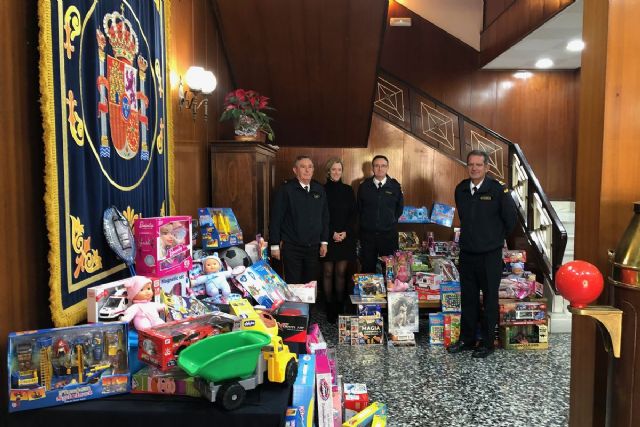 La Armada recauda 700 juguetes para la campaña municipal navideña ´Juguetea´ - 1, Foto 1