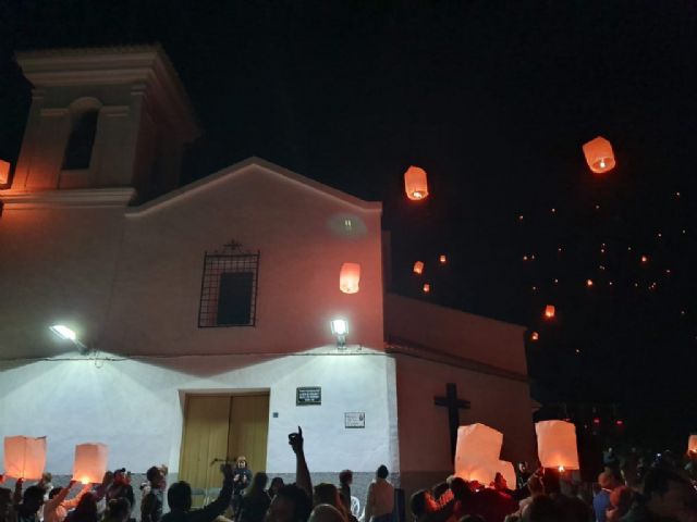 Numerosos farolillos llenaron el cielo de Campos del Río de luz y solidaridad para apoyar a las enfermedades raras - 1, Foto 1