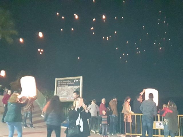 Numerosos farolillos llenaron el cielo de Campos del Río de luz y solidaridad para apoyar a las enfermedades raras - 2, Foto 2