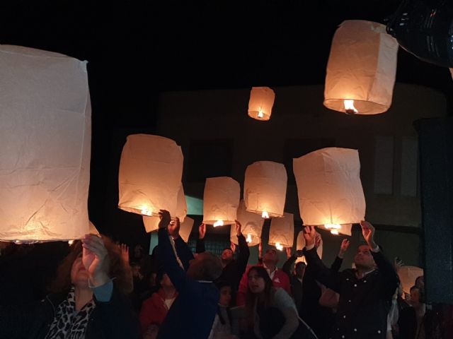 Numerosos farolillos llenaron el cielo de Campos del Río de luz y solidaridad para apoyar a las enfermedades raras - 4, Foto 4