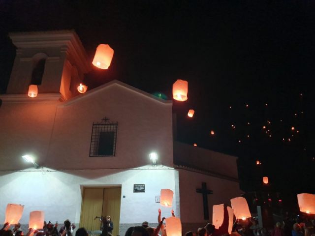 Numerosos farolillos llenaron el cielo de Campos del Río de luz y solidaridad para apoyar a las enfermedades raras - 5, Foto 5