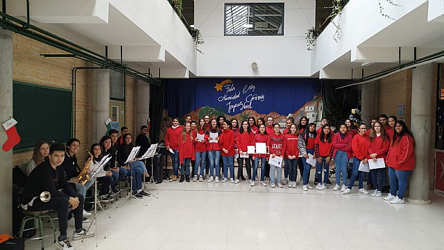 Los alumnos del Coro y la Banda de Música del IES Juan de la Cierva y Codorníu ofrecieron varios conciertos de Navidad - 3, Foto 3