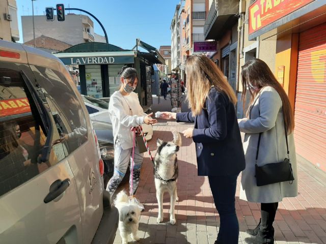 La campaña 'Los perros son tan educados como sus dueños' llega a Puente Tocinos para reducir la presencia de excrementos en las calles - 2, Foto 2