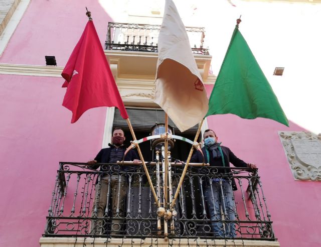 La concejalía de Economía coloca banderas de ornamentación navideña para engalanar las principales calles comerciales del Centro Histórico - 2, Foto 2