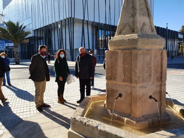 El alcalde de Lorca visita la recién restaurada Fuente del Caño instalada frente a su posición original, cumpliendo así con la petición de recuperación de los vecinos y vecinas de la zona - 1, Foto 1