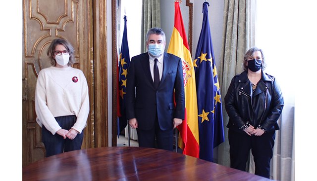De izquierda a derecha, la presidenta de FADEMUR (Teresa López), el ministro de Cultura y Deporte (José Manuel Rodríguez Uribes) y la secretaria de la federación (Montse Cortiñas)., Foto 1