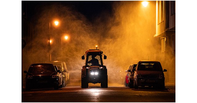 Un tractor desinfectando las calles de Alginet (Valencia) durante la pandemia. Autor: César March Hervás. Finalista de FotoRural 2020., Foto 1