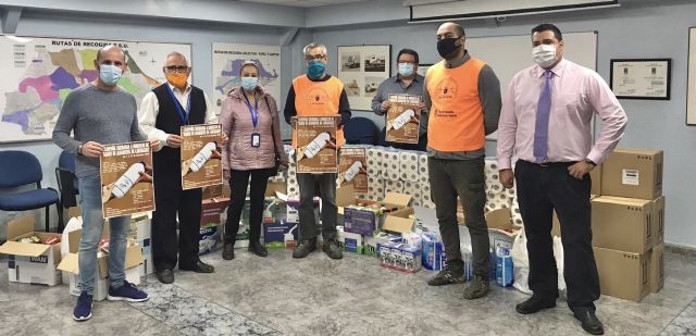 Los comités de empresa de Lhicarsa y FCC Medio Ambiente entregan alimentos al Banco de Alimentos de Cartagena - 1, Foto 1