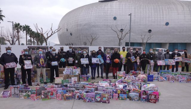 La APC dona 400 juguetes a la campaña Juguetea impulsada por el Ayuntamiento de Cartagena - 1, Foto 1
