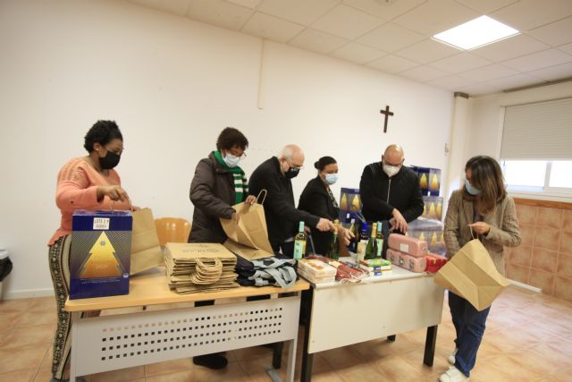 La UCAM dona más de cien lotes con alimentos para familias necesitadas - 1, Foto 1