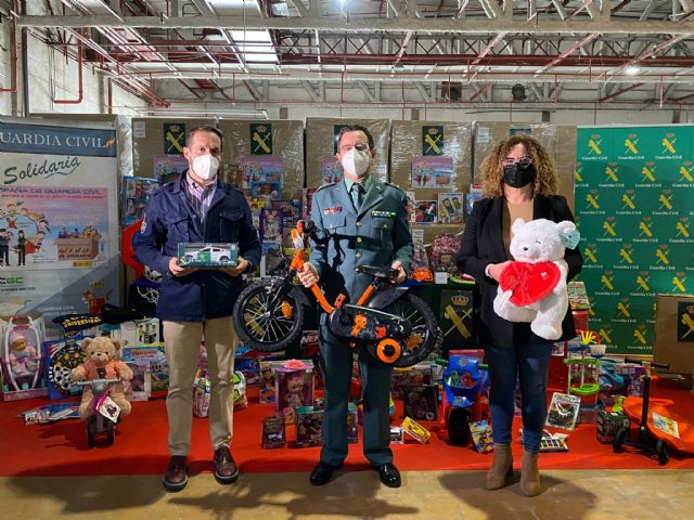 La Guardia Civil hace entrega de los juguetes y material recogidos con la campaña solidaria - 2, Foto 2