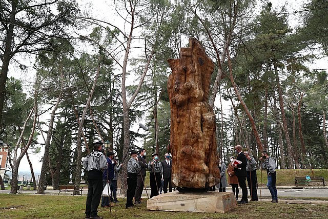 Pedro Sánchez participa en la recepción en Moncloa de una talla que simboliza la importancia de la protección medioambiental y de nuestros bosques - 2, Foto 2