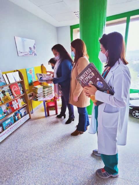 El Ayuntamiento de Lorca aumenta los fondos de la extensión bibliotecaria del Área de Pediatría del hospital Rafael Méndez con la entrega de un lote de 27 libros para los niños ingresados - 1, Foto 1