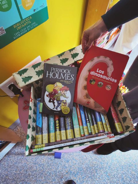 El Ayuntamiento de Lorca aumenta los fondos de la extensión bibliotecaria del Área de Pediatría del hospital Rafael Méndez con la entrega de un lote de 27 libros para los niños ingresados - 2, Foto 2