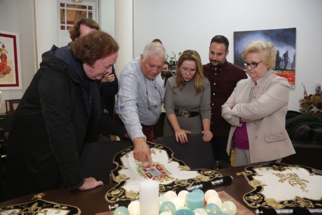 El diseñador toledano Tomás Alía conoce el bordado cartagenero tradicional de Antoñita Sánchez - 1, Foto 1