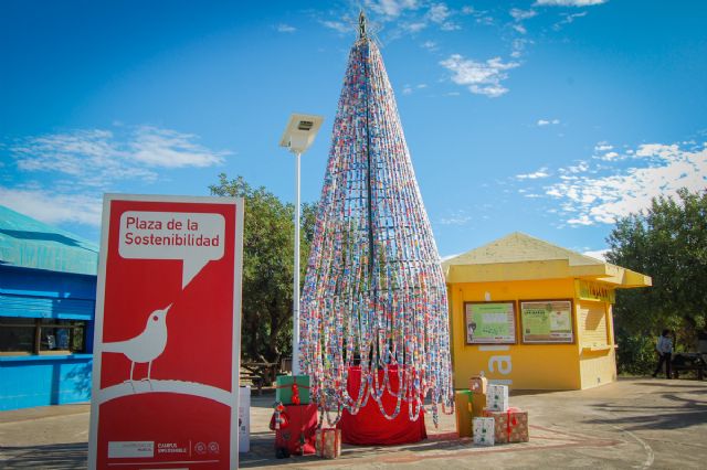 La Universidad de Murcia construye dos árboles de Navidad más de 56.000 tapones de plástico - 1, Foto 1