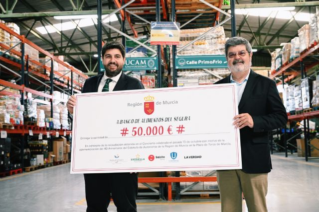 López Miras entrega al Banco de Alimentos los 50.000 euros de recaudación del concierto por el 40 aniversario del Estatuto de Autonomía - 1, Foto 1