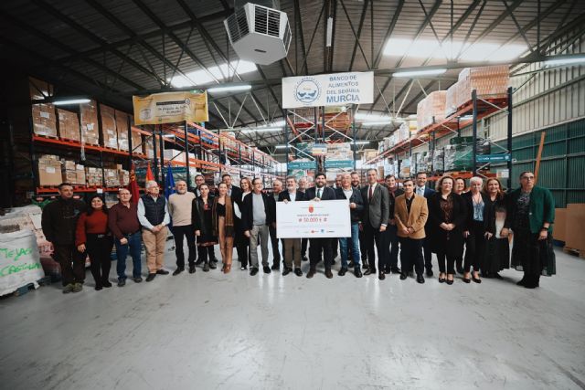 López Miras entrega al Banco de Alimentos los 50.000 euros de recaudación del concierto por el 40 aniversario del Estatuto de Autonomía - 2, Foto 2