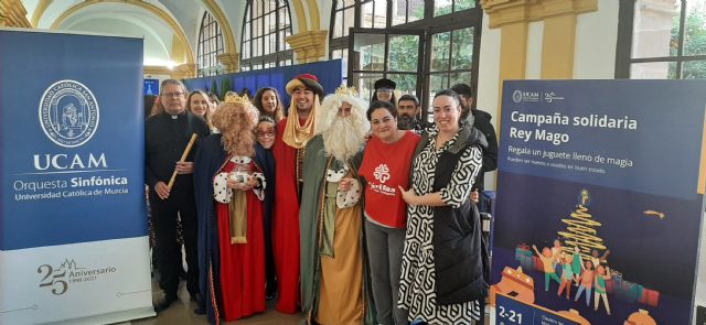 La UCAM entrega a Cáritas los obsequios de su campaña 'Ningún niño sin juguete' - 1, Foto 1