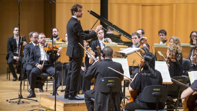 El pianista Gabriel Escudero y al director Andrés Salado actúan mañana junto a la Sinfónica regional en el Auditorio Víctor Villegas - 1, Foto 1