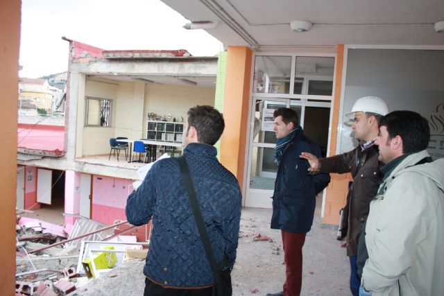 El Equipo de Gobierno, junto con técnicos independientes, estudian las causas del derrumbe del pabellón municipal de deportes de Cehegín - 2, Foto 2