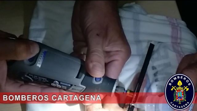 Bomberos de Cartagena extraen un anillo atascado en un dedo - 1, Foto 1