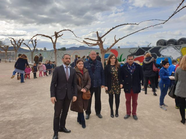 Más de 170 alumnos del CEIP Juan Carlos I de Llano de Brujas realizan un grafiti de más de 20 metros de longitud - 1, Foto 1