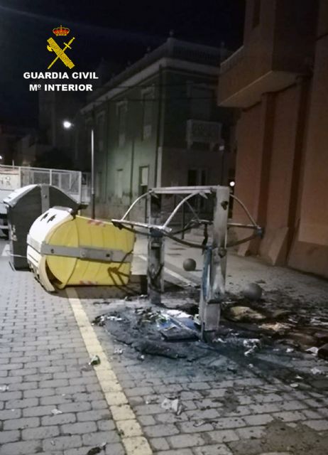 La Guardia Civil detiene a 21 jóvenes por desordenes públicos mediante incendio de medio centenar de contenedores de residuos urbanos - 1, Foto 1