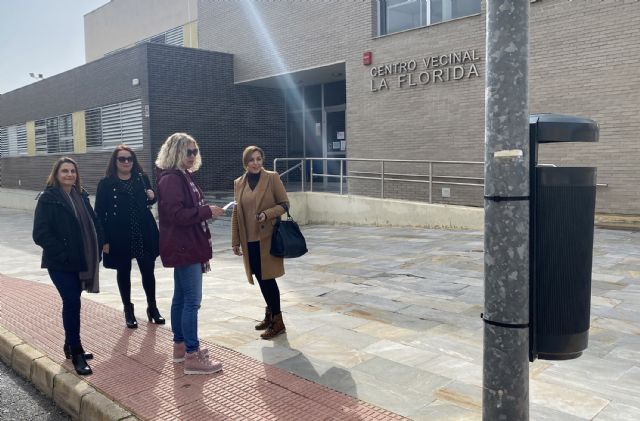 El barrio de La Florida ve reforzada la limpieza viaria con la colocación de nuevas papeleras - 1, Foto 1