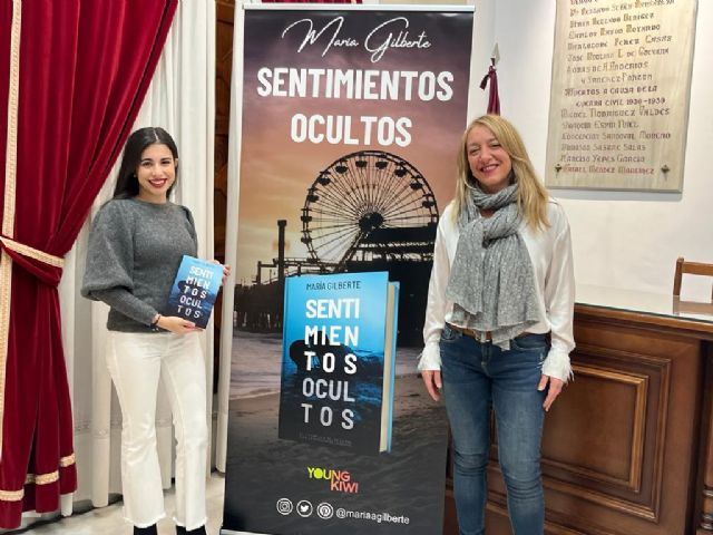 La joven escritora lorquina María Gilberte presenta su primera novela 'Sentimientos ocultos' - 1, Foto 1