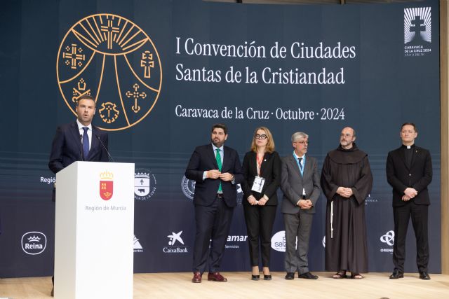 Los Reyes visitan el stand de la Región de Murcia en FITUR con motivo del Año Jubilar de Caravaca y reciben la invitación para peregrinar a la ciudad - 1, Foto 1