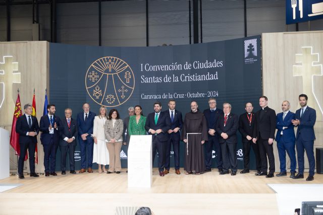 Los Reyes visitan el stand de la Región de Murcia en FITUR con motivo del Año Jubilar de Caravaca y reciben la invitación para peregrinar a la ciudad - 2, Foto 2