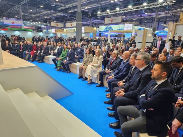 Los Reyes visitan el stand de la Región de Murcia en FITUR con motivo del Año Jubilar de Caravaca y reciben la invitación para peregrinar a la ciudad - 3, Foto 3