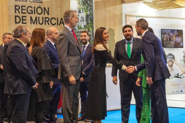 Los Reyes visitan el stand de la Región de Murcia en FITUR con motivo del Año Jubilar de Caravaca y reciben la invitación para peregrinar a la ciudad - 4, Foto 4