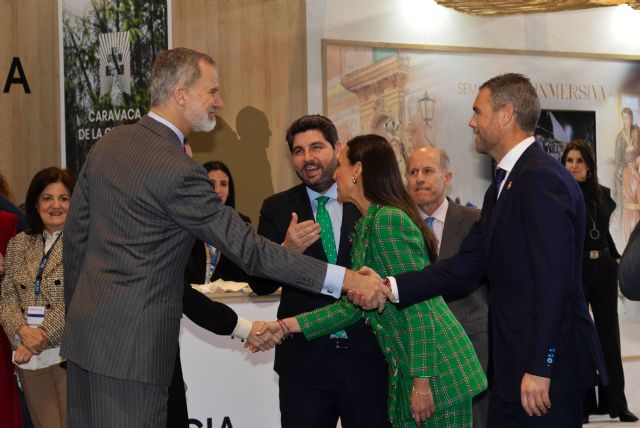 Los Reyes visitan el stand de la Región de Murcia en FITUR con motivo del Año Jubilar de Caravaca y reciben la invitación para peregrinar a la ciudad - 5, Foto 5