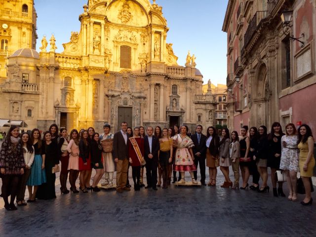 José Ballesta recibe a las candidatas a Reina de la Huerta en Belluga - 1, Foto 1