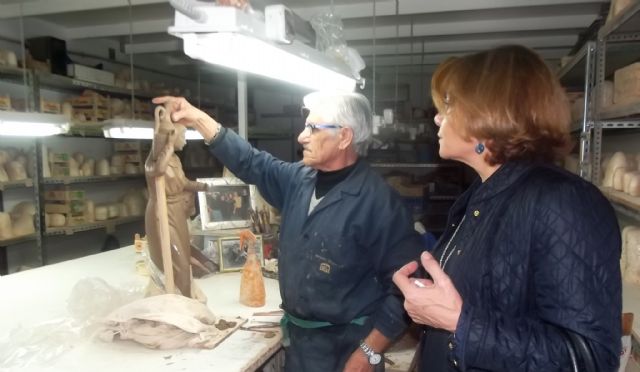 La directora de Comercio visita un taller de figuras artesanales de inspiración barroca en Puente Tocinos - 1, Foto 1