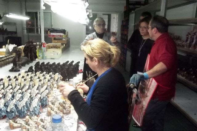 La directora de Comercio visita un taller de figuras artesanales de inspiración barroca en Puente Tocinos - 2, Foto 2