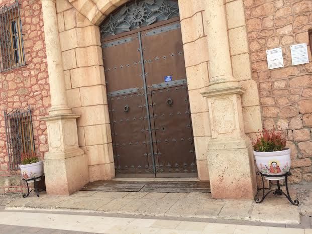 Agradecen a dos empresas artesanas la donación de dos maceteros para adornar la entrada al santuario de la Patrona, Foto 1