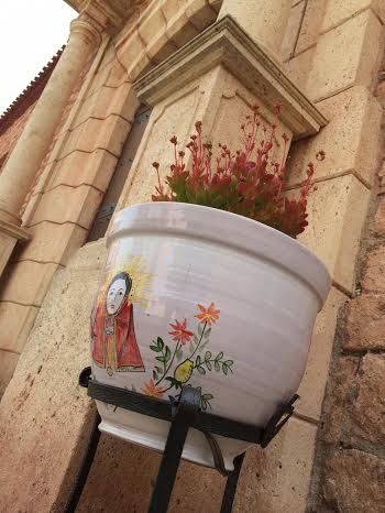 Agradecen a dos empresas artesanas la donación de dos maceteros para adornar la entrada al santuario de la Patrona, Foto 2