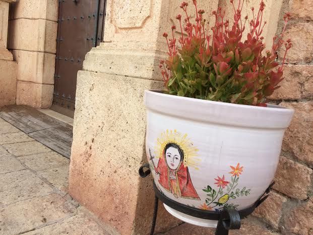 Agradecen a dos empresas artesanas la donación de dos maceteros para adornar la entrada al santuario de la Patrona, Foto 3