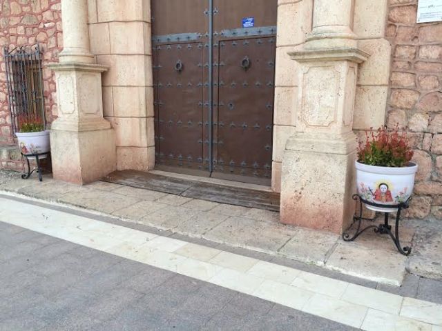 They appreciate two craft businesses donated two pots to decorate the entrance to the sanctuary of the Employer, Foto 5