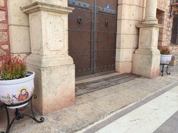 They appreciate two craft businesses donated two pots to decorate the entrance to the sanctuary of the Employer, Foto 6