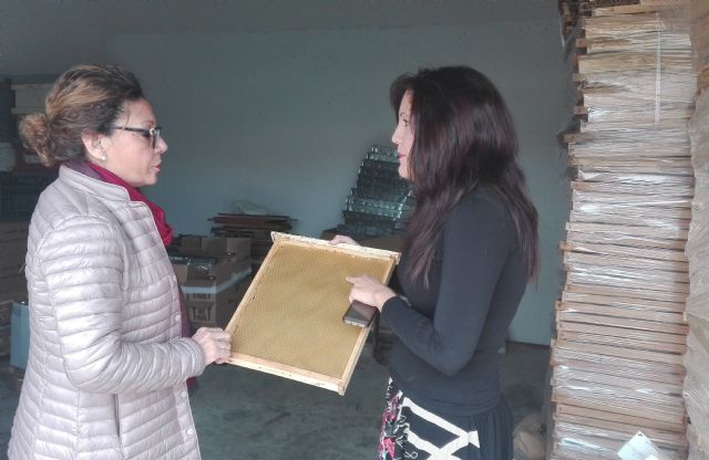 La directora general de Comercio conoce el trabajo de la apicultora Nuria Villena - 1, Foto 1